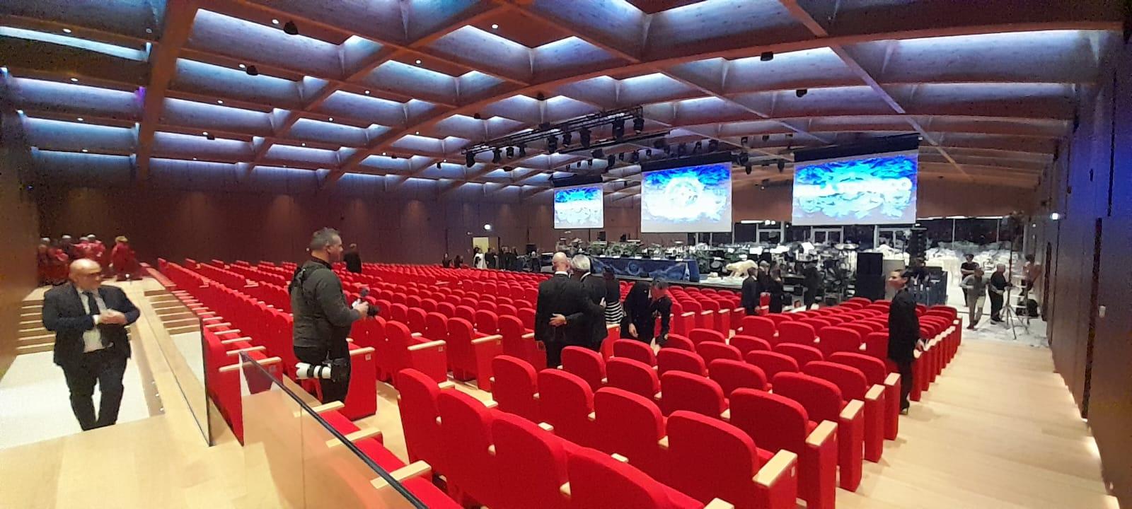 La struttura è in materiale ligneo, autonoma sotto il profilo energetico