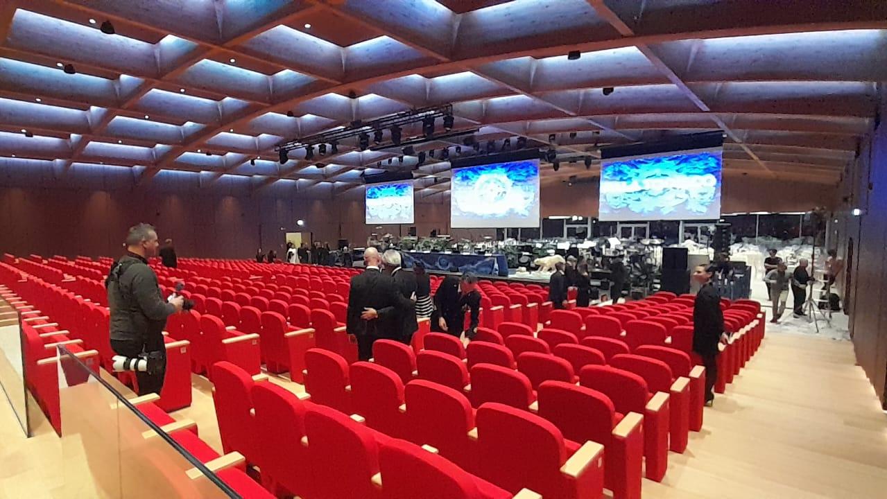 La struttura è in materiale ligneo, autonoma sotto il profilo energetico