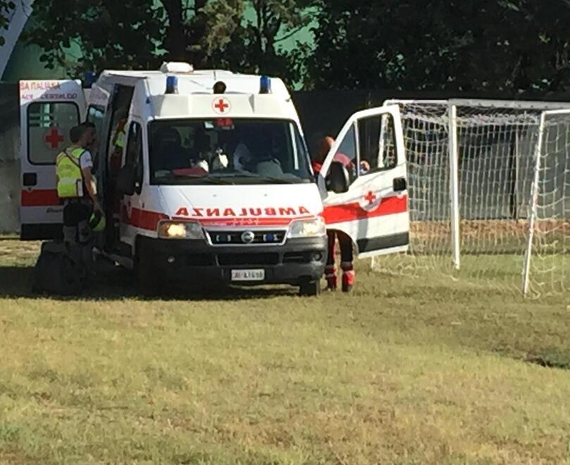 L’intervento di una ambulanza in un campo Sportivo (archivio)