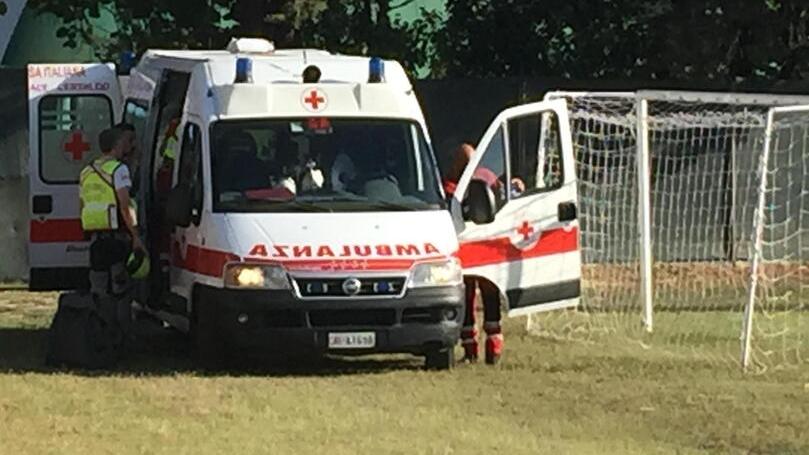 L’intervento di una ambulanza in un campo Sportivo (archivio)