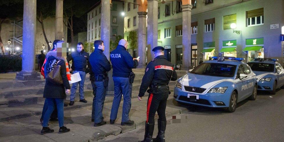 Controlli di polizia e carabinieri in piazza dei Ciompi (foto d’archivio)