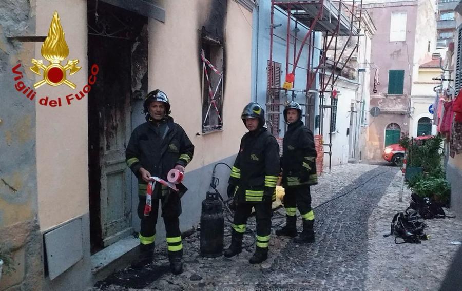 Grande paura a Sassari, un appartamento va a fuoco nel centro storico