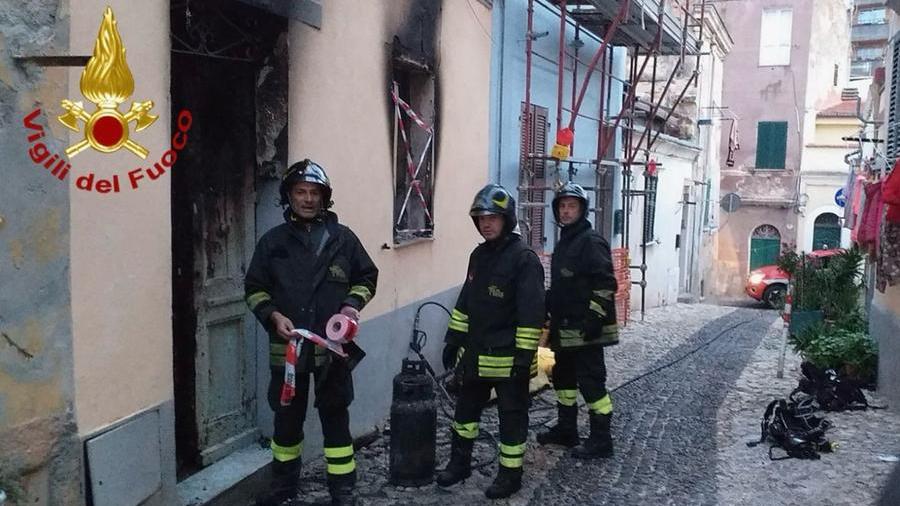 Grande paura a Sassari, un appartamento va a fuoco nel centro storico