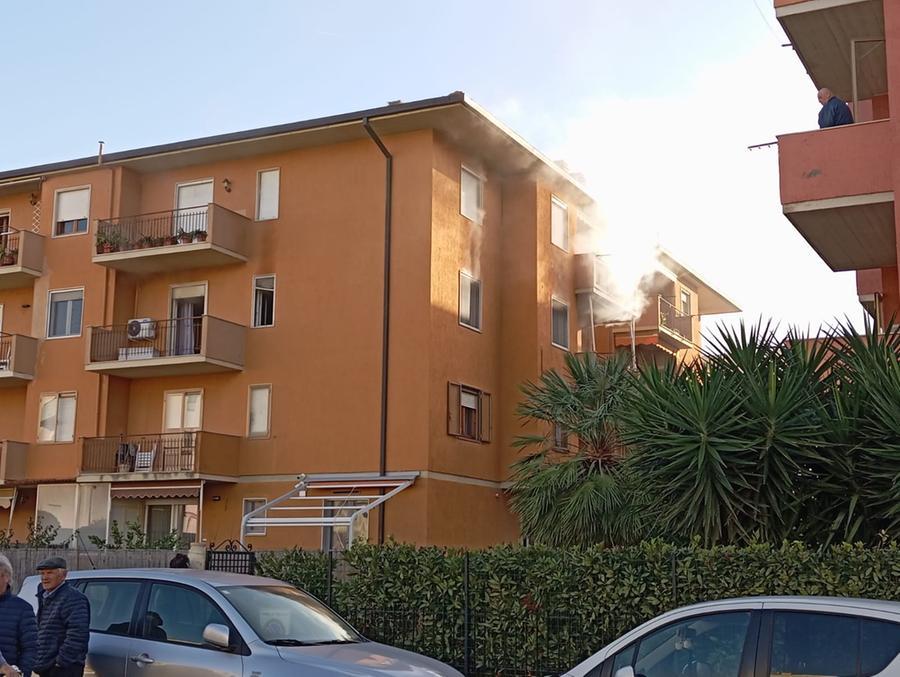 Albinia, incendio in un appartamento: due carabinieri in ospedale