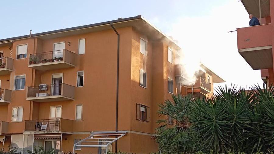Albinia, incendio in un appartamento: due carabinieri in ospedale