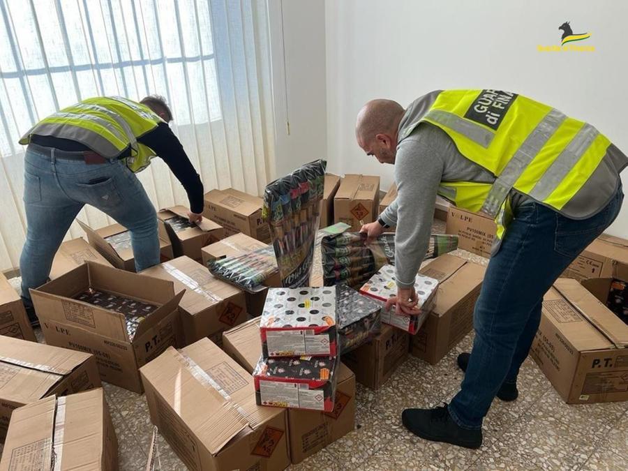 Cagliari, sequestrati 700 chilogrammi di fuochi d’artificio provenienti da Napoli
