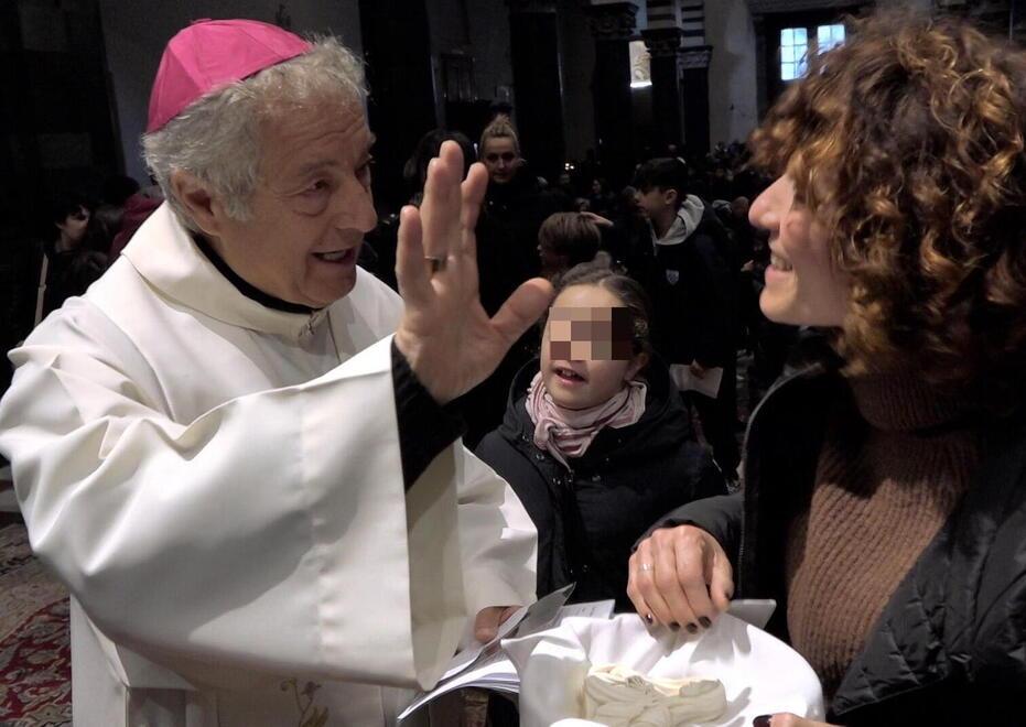 La consegna della Madonnina danneggiata al vescovo Giovanni Nerbini