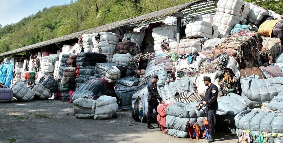 I carabinieri all’interno di uno dei capannoni trasformati in discariche