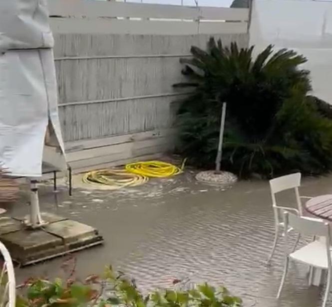 L’area relax del bagno La Perla a Lido di Camaiore