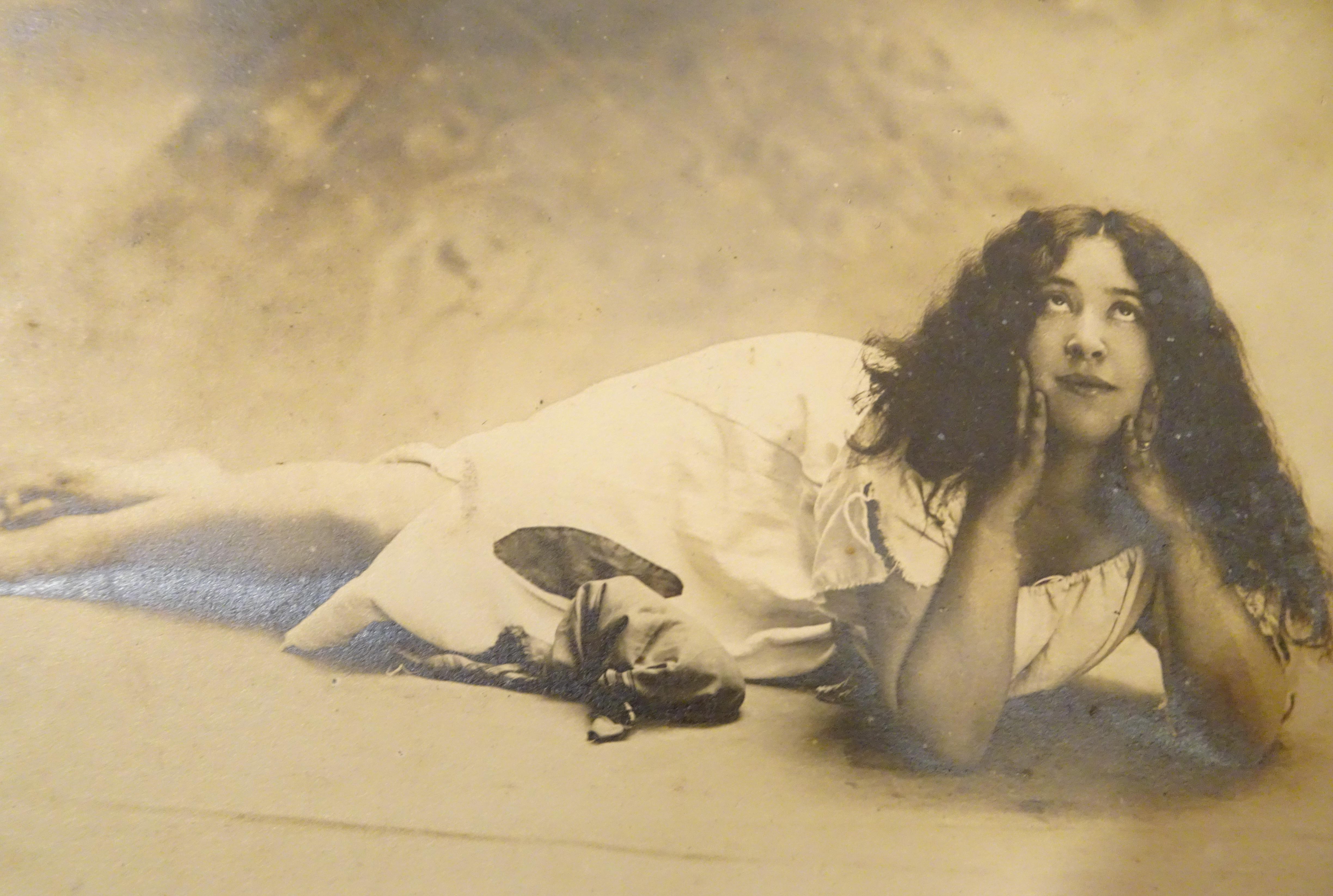 A fianco un’immagine sensuale della principessa Gabriella