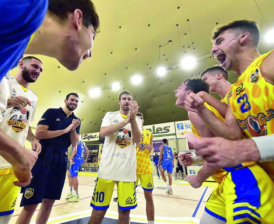 
	I giallobl&ugrave; festeggiano una vittoria (foto di Paolo Barlettani)

