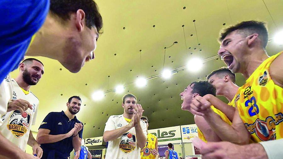 I gialloblù festeggiano una vittoria (foto di Paolo Barlettani)