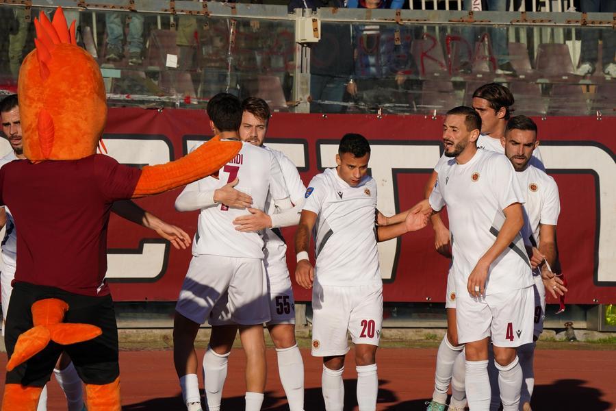 
	I festeggiamenti per il gol del Livorno (foto Franco Silvi)

