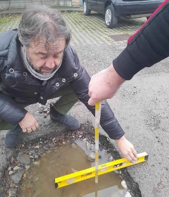 Residenti contro le buche: «Via Rossi è una groviera»