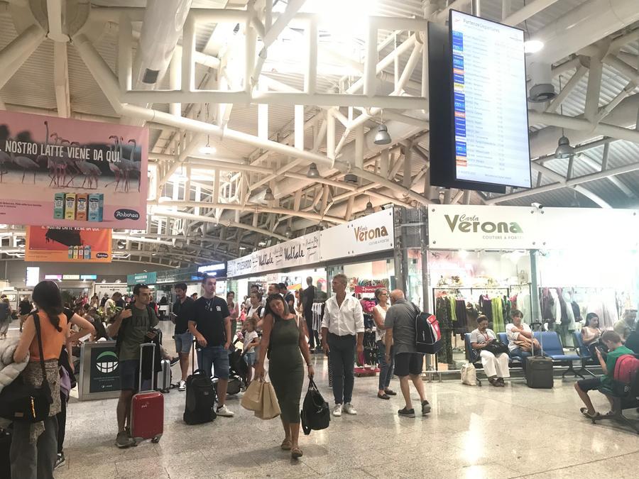 Passeggeri in transito all'aeroporto di Cagliari-Elmas