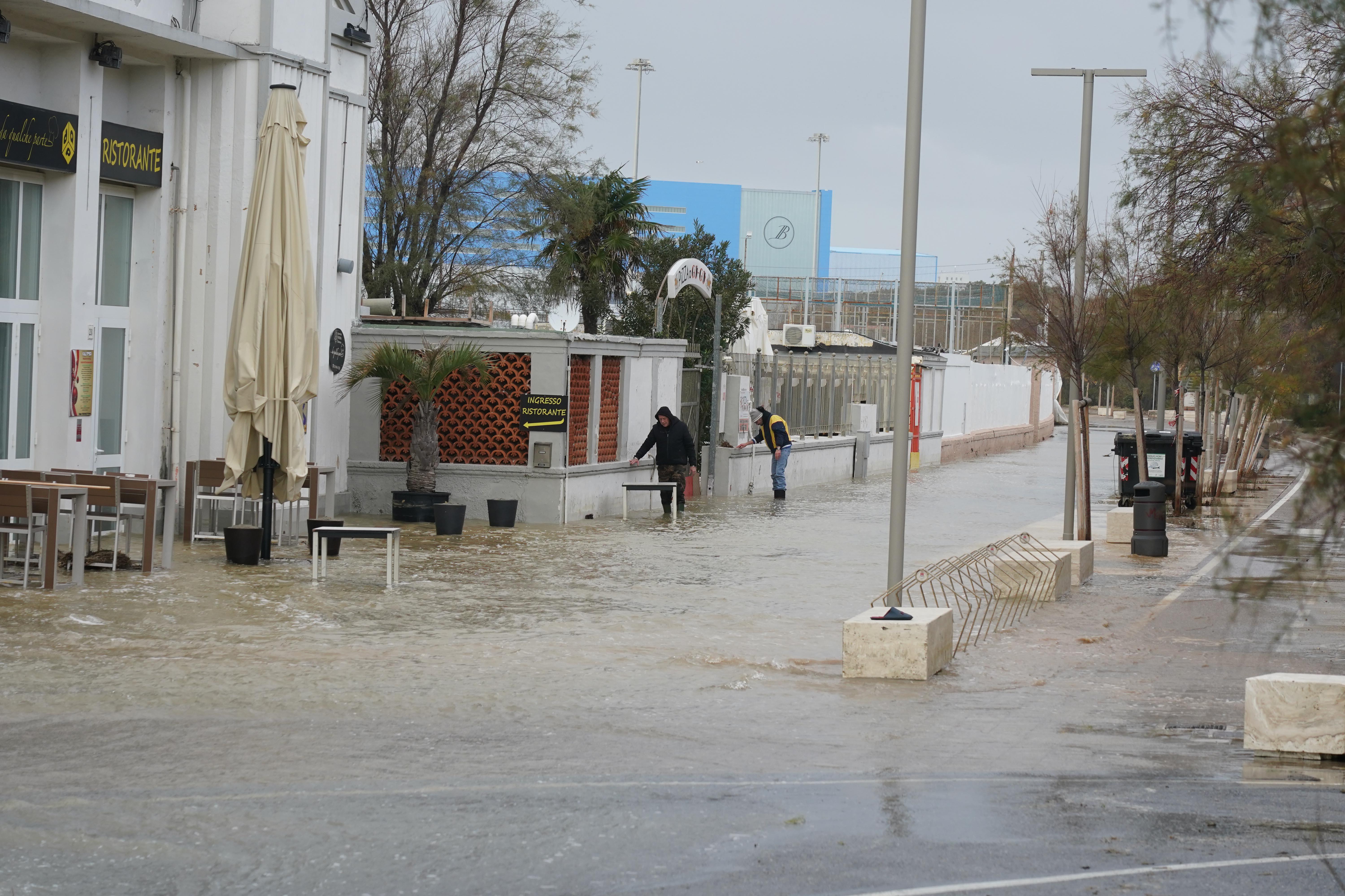 La situazione sul controviale della Ballena sabato 2 dicembre (foto Franco Silvi)