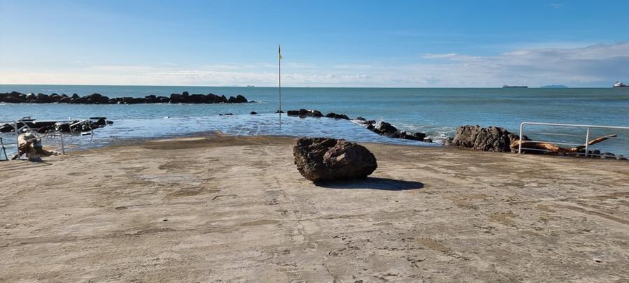 
	Lo scoglio sul piazzale dei Rex

