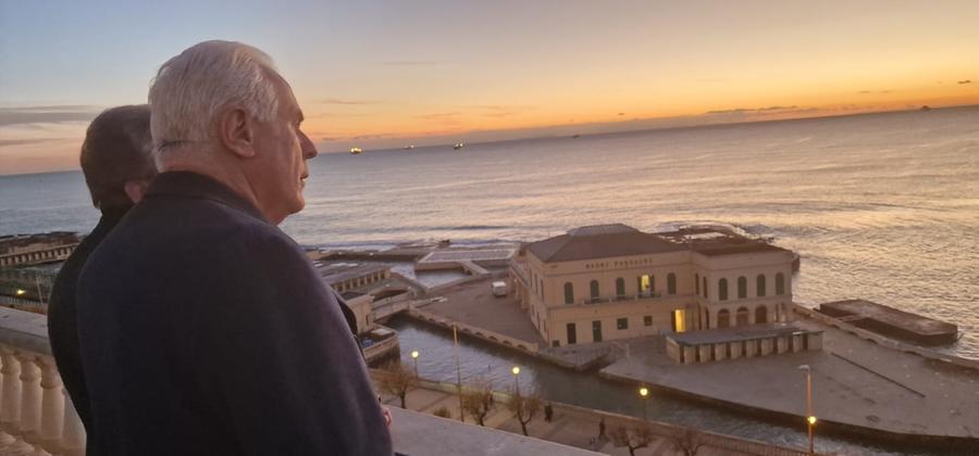 
	Il presidente della Regione, Eugenio Giani, durante il suo sopralluogo a Livorno con l'ingegner Francesco Pistone


