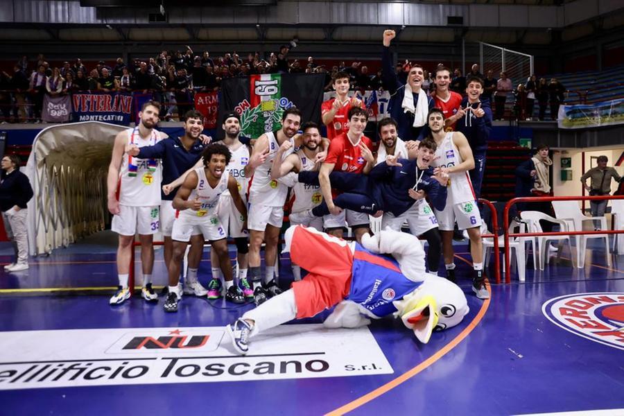 
	L'esultanza dei giocatori della Fabo a fine partita (foto Nucci)

