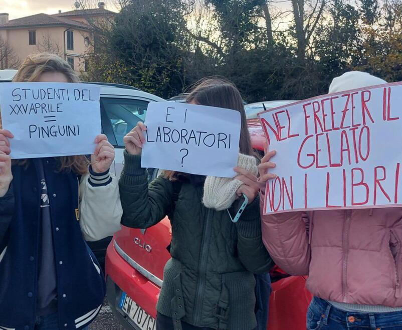 Pontedera, freddo nelle aule: al liceo XXV aprile va in scena la protesta<br>
