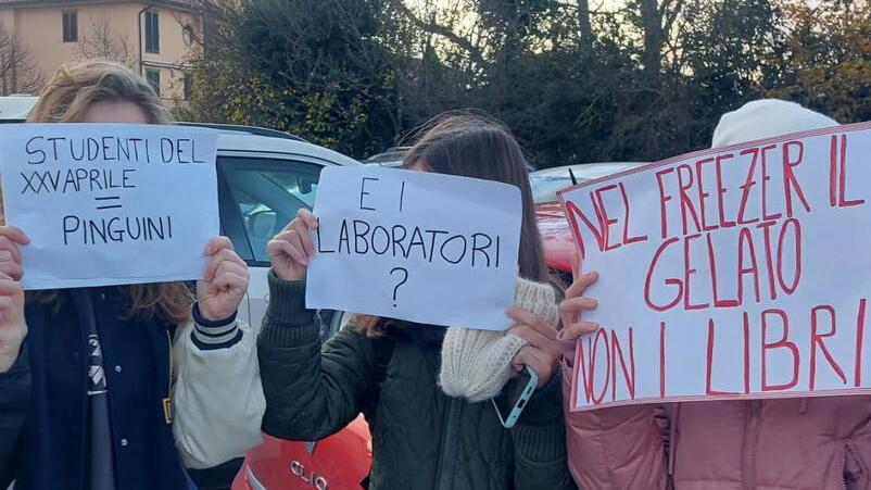 Pontedera, freddo nelle aule: al liceo XXV aprile va in scena la protesta<br>
