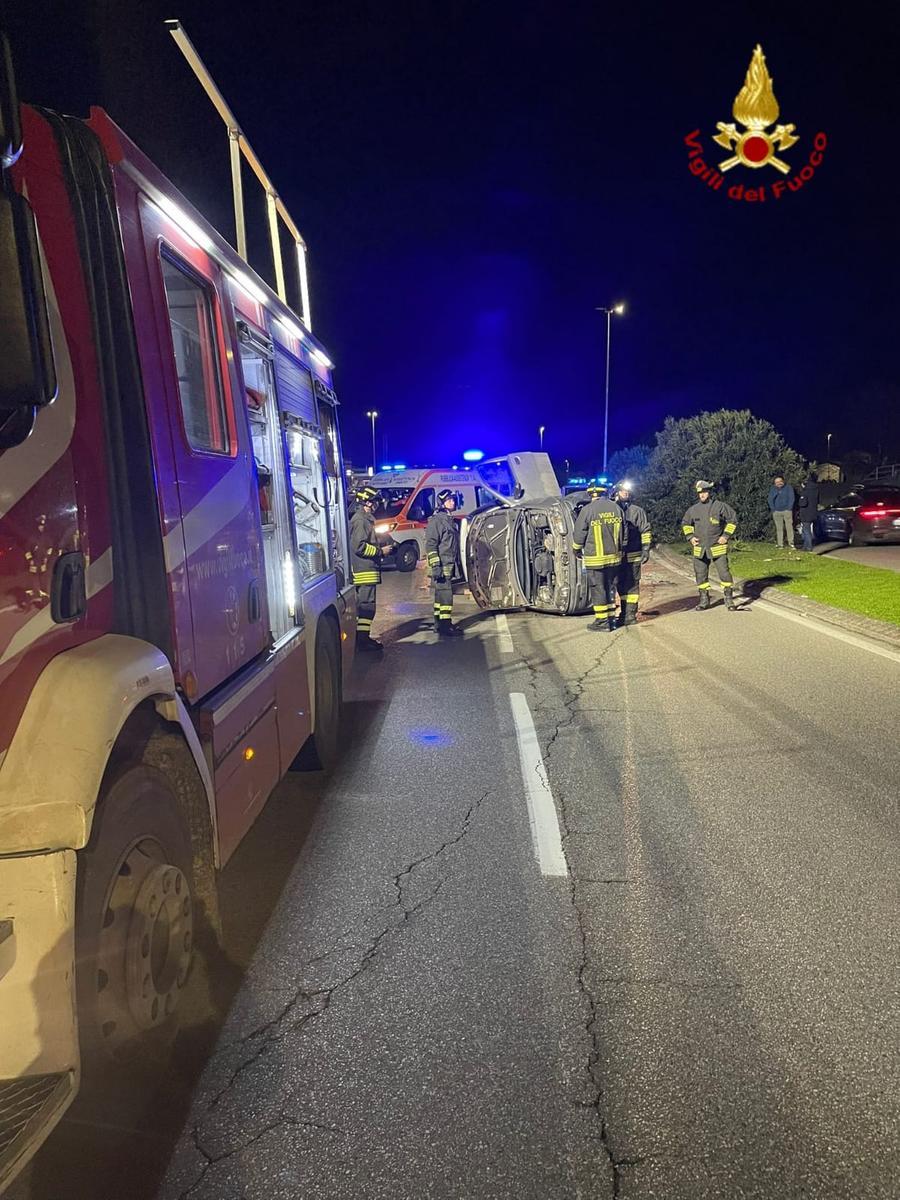 Prato, perde il controllo dell’auto e si ribalta sul viale Fratelli Cervi