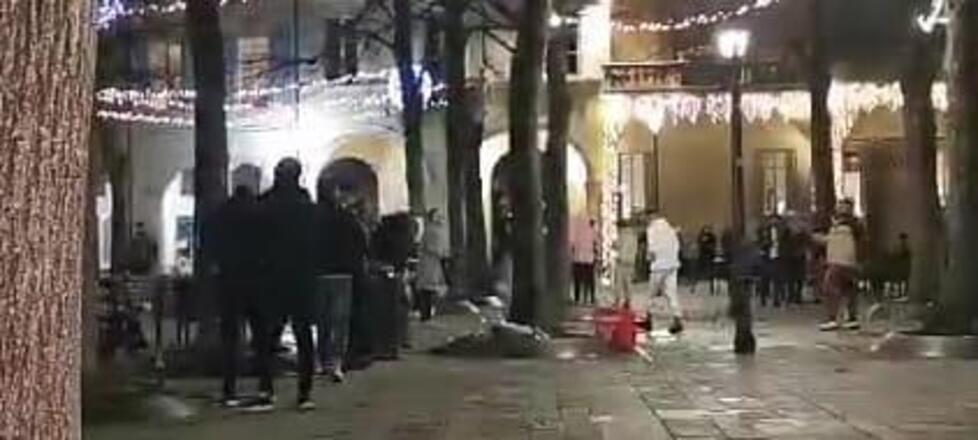Reggio Emilia, festa abusiva in piazza Fontanesi degenera in schiamazzi e degrado