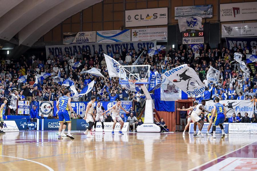 
	Un'azione Pielle e il grande tifo livornese&nbsp;(foto Franco Silvi)

