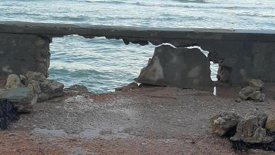 Livorno, voragini di dieci metri e spalletta crollata a Antignano