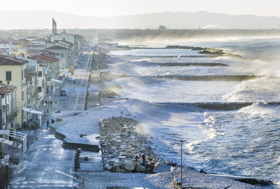 Maltempo, viaggio nella Marina di Pisa devastata dal vento: «Sopravvissuti anche stavolta» – Video