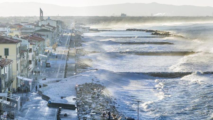 Maltempo, viaggio nella Marina di Pisa devastata dal vento: «Sopravvissuti anche stavolta» – Video