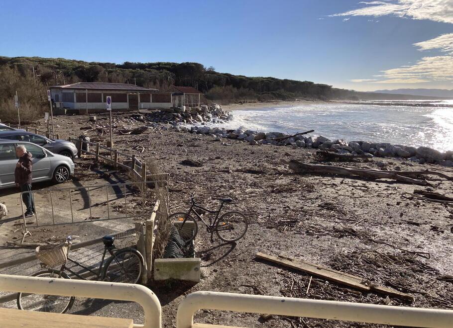 La spiaggia accanto alla Capannina invasa dai detriti, da cui si intravede la costa del Tombolo sud (Foto Michele Falorni/Silvi)