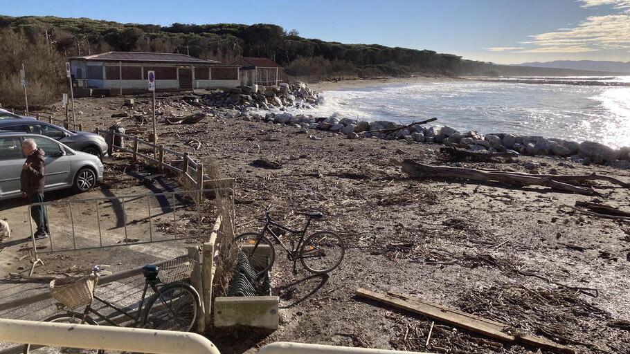 La spiaggia accanto alla Capannina invasa dai detriti, da cui si intravede la costa del Tombolo sud (Foto Michele Falorni/Silvi)