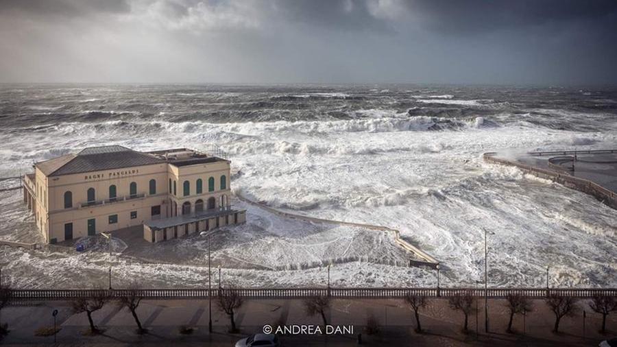 Libeccio record, i bagni Pancaldi sventrati dal mare: «Strappato il cemento armato» – Video
