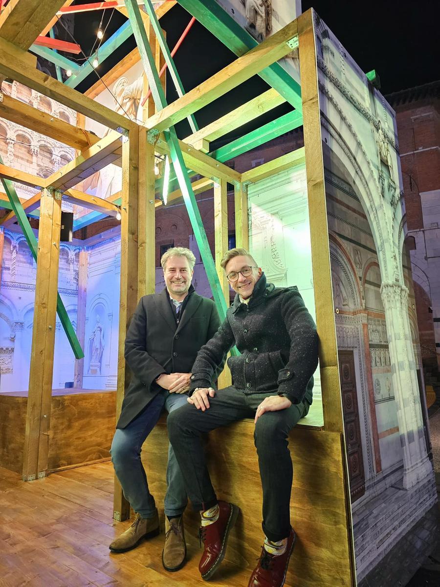 
	A sinistra il sindaco Mario Pardini con l'autore dell'installazione Francesco Zavattari

