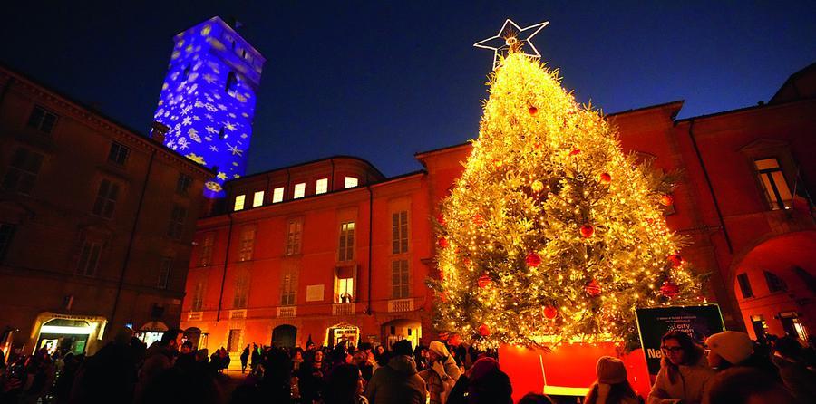 La città festeggia l’accensione dell’albero «Sarà un Natale ricco di appuntamenti»