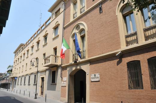 Reggio Emilia, maltratta il padre disabile: denunciato