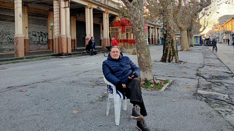 Stefano Lazzarini al mercato di piazza Cavour