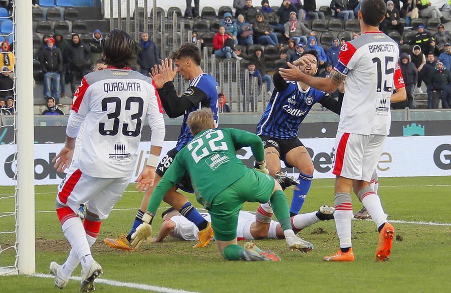 
	Una mischia in area della Cremonese (foto Muzzi)

