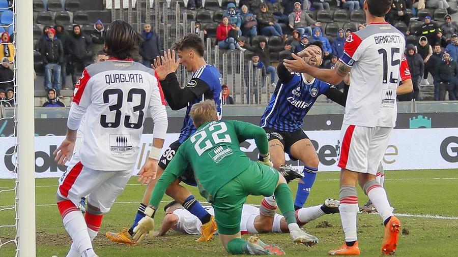 Una mischia in area della Cremonese (foto Muzzi)