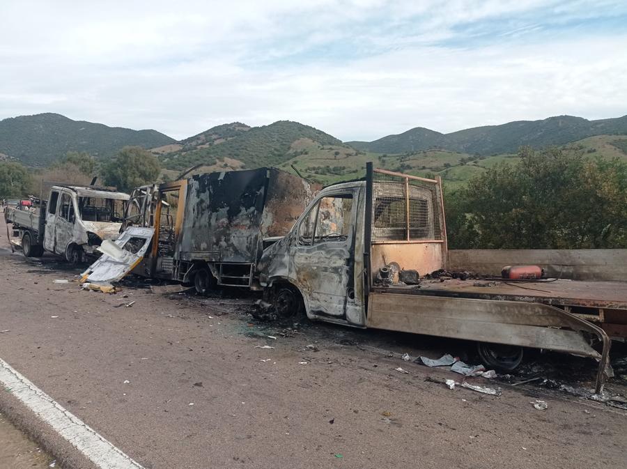
	I camion incendiati, il portavalori Mondialpol &egrave; al centro <em>(foto Bulla)</em>

