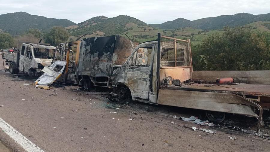I camion incendiati, il portavalori Mondialpol è al centro <em>(foto Bulla)</em>
