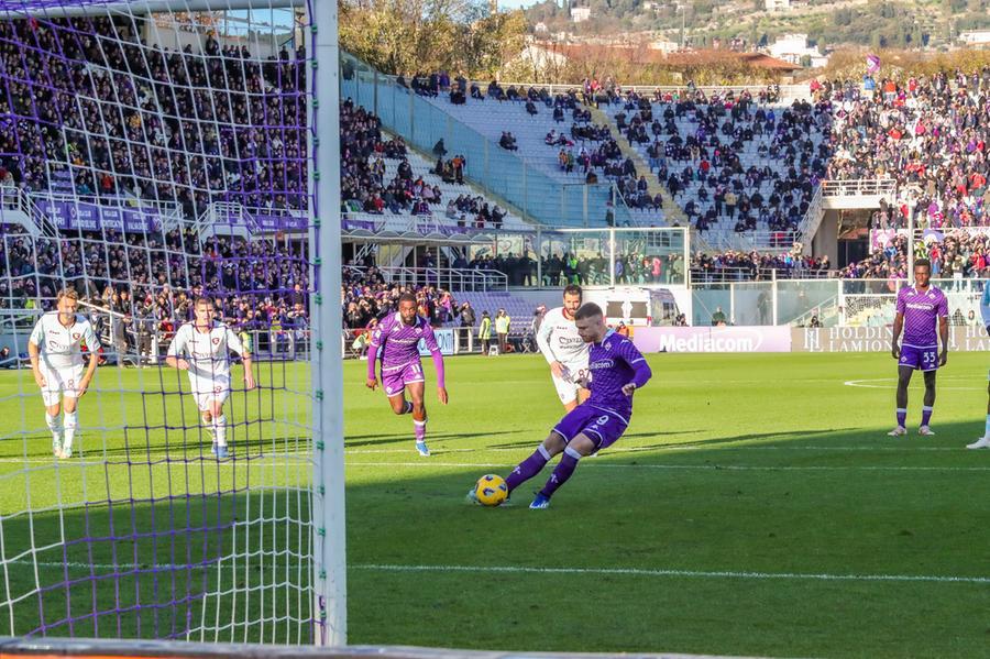 
	Lucas Beltr&aacute;n batte il calcio di rigore che porta in vantaggio la Fiorentina

