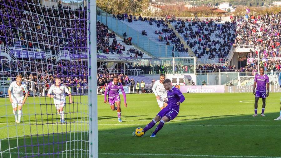 Lucas Beltrán batte il calcio di rigore che porta in vantaggio la Fiorentina