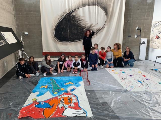 Una tela dipinta di 100 metri che viaggia per mare e apre “Scatole di memoria”