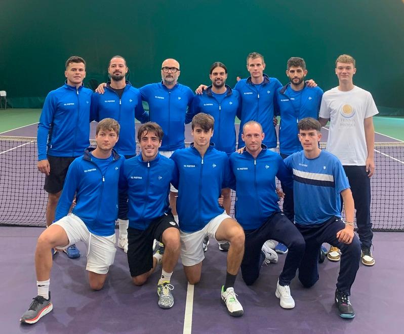 La squadra e lo staff del Tennis club Pistoia che anche quest’anno ha centrato la permanenza nella massima serie nazionale, battendo il Tc Bisenzio di Prato nelle due sfide del playout