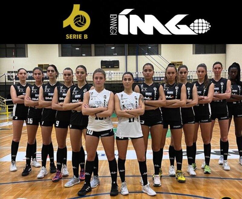 Il roster della Img Nottolini Capannori guidata da Meri Malucchi: le ragazze in casacca bianconera soffrono più del previsto in campionato e attualmente occupano il penultimo posto in classifica in serie B1