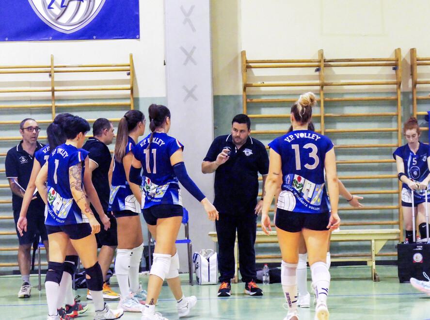Enrico Stefanini dà istruzioni alla sua squadra (Foto Roberto Paglianti)