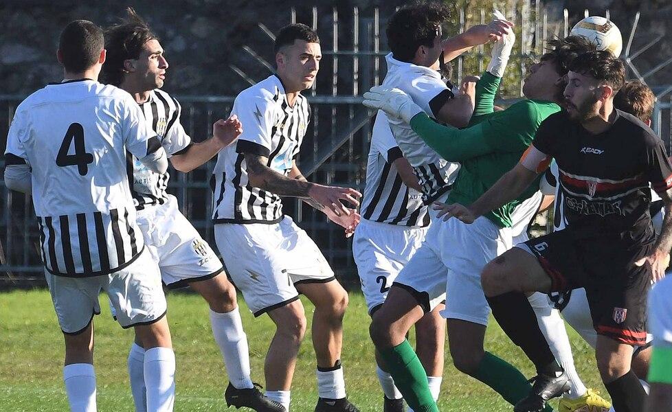 Un’azione di gioco della Massese