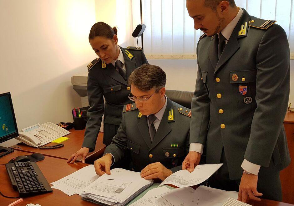 Tre finanzieri al lavoro